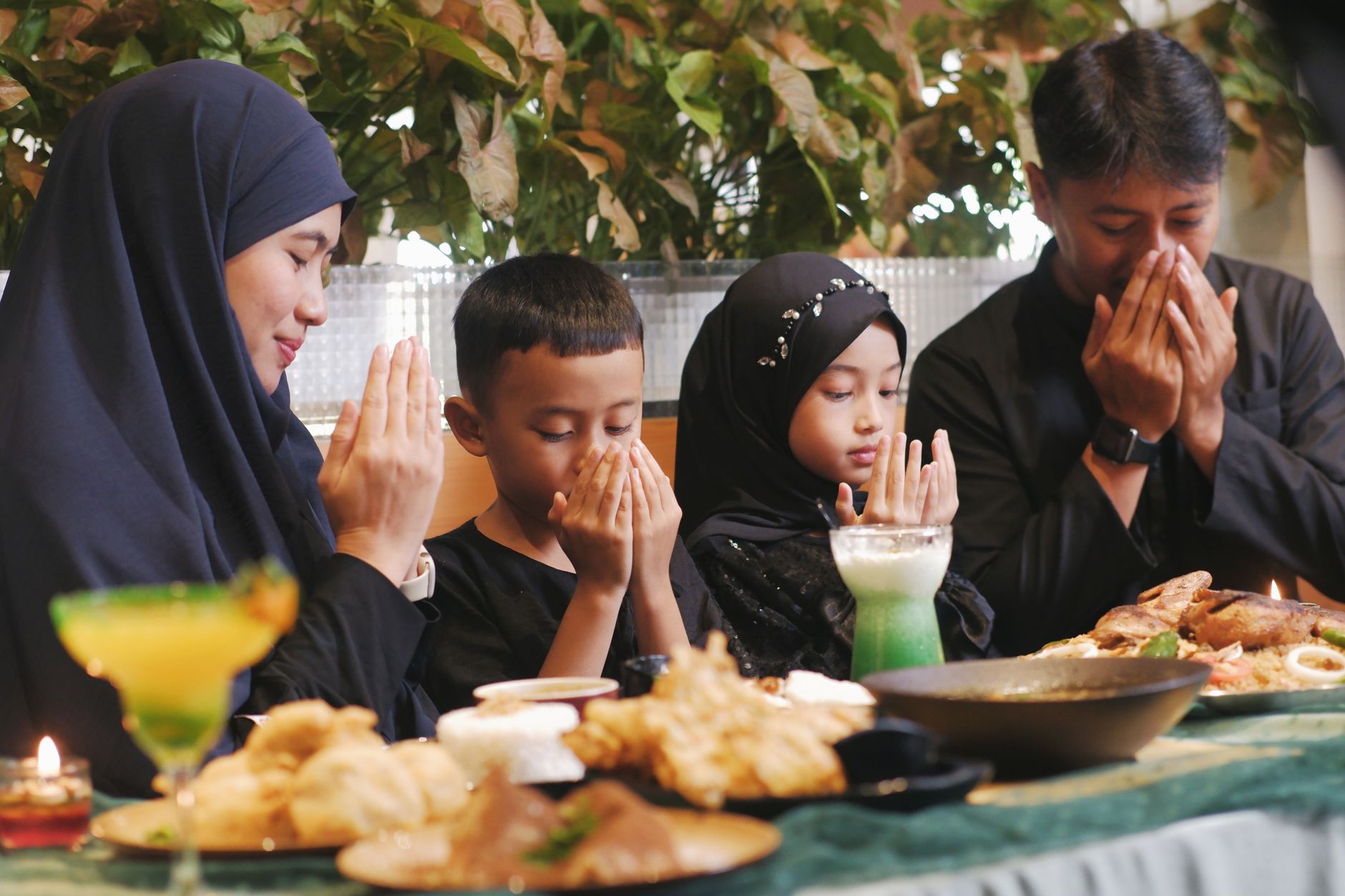 Tim ahli memproses sertifikasi halal untuk produk makanan, memastikan kepatuhan agama dan kualitas standar internasional